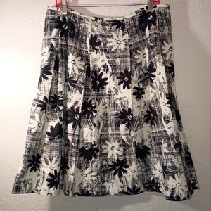 ST JOHN Floral Black & White Women's Skirt sz Large
